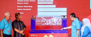 Pj Gubernur Sumsel, Agus Fatoni saat penarikan udian pada puncakSuper Grand Prize Tabungan Pesirah BSB di Palembang Indah Mall (PIM), Palembang, Sumatera Selatan, Minggu (28/1/2024). Foto: Humas Pemprov Sumsel.
