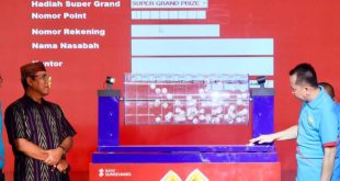 Pj Gubernur Sumsel, Agus Fatoni saat penarikan udian pada puncakSuper Grand Prize Tabungan Pesirah BSB di Palembang Indah Mall (PIM), Palembang, Sumatera Selatan, Minggu (28/1/2024). Foto: Humas Pemprov Sumsel.
