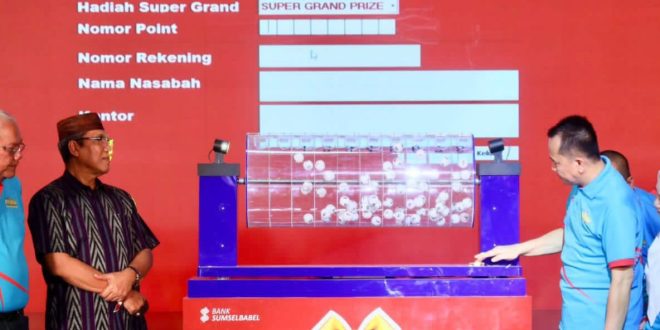 Pj Gubernur Sumsel, Agus Fatoni saat penarikan udian pada puncakSuper Grand Prize Tabungan Pesirah BSB di Palembang Indah Mall (PIM), Palembang, Sumatera Selatan, Minggu (28/1/2024). Foto: Humas Pemprov Sumsel.