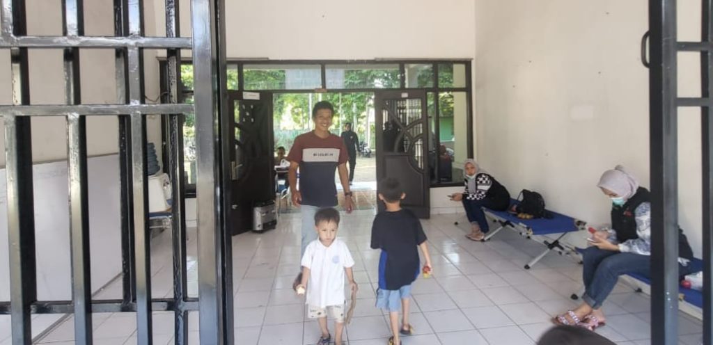 Tim medis yang siap siaga di posko pengngsi Asrama Haji, Sekayu, Minggu (21/1/2024). Foto: Dinkominfo Muba.