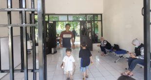 Tim medis yang siap siaga di posko pengngsi Asrama Haji, Sekayu, Minggu (21/1/2024). Foto: Dinkominfo Muba.