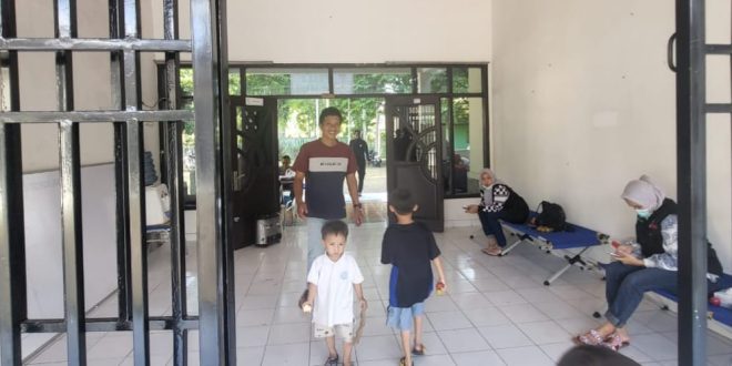 Tim medis yang siap siaga di posko pengngsi Asrama Haji, Sekayu, Minggu (21/1/2024). Foto: Dinkominfo Muba.