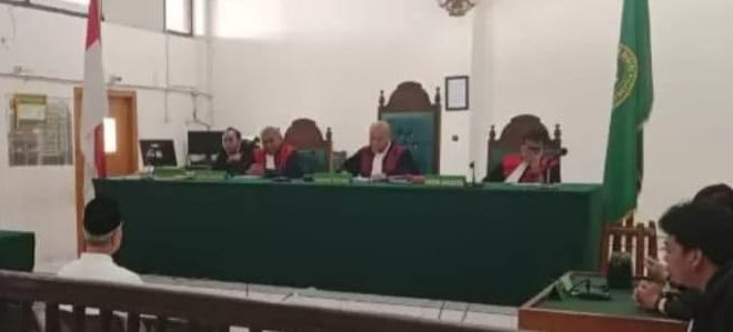 Eddy Ganfeo saat mendengarkan divonis 2,5 tahun penjara oleh majelis hakim PN Palembang, Senin (15/1/2024). Foto: Sumselheadline/Ela.