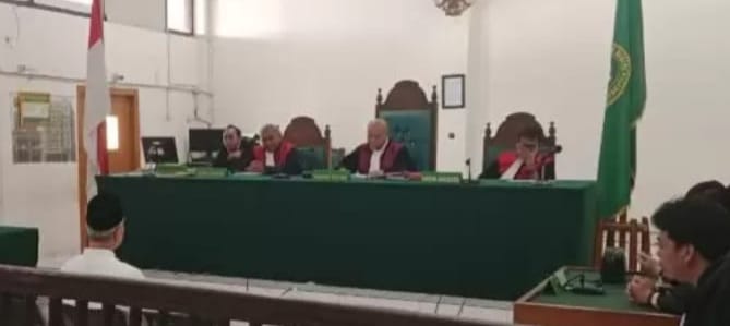 Eddy Ganfeo saat mendengarkan divonis 2,5 tahun penjara oleh majelis hakim PN Palembang, Senin (15/1/2024). Foto: Sumselheadline/Ela.