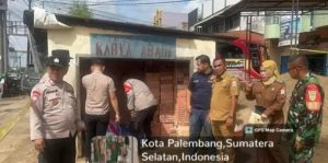 Petugas kepolisian dibantu tim kesehatan saat mengevakuasi seorang wanita muda yang tak berdaya di depan toko bangunan di kawasan Sukarame, Palembang, Senin (8/1/2024). Foto: Sumselheadline/Ela.