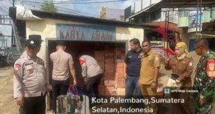 Petugas kepolisian dibantu tim kesehatan saat mengevakuasi seorang wanita muda yang tak berdaya di depan toko bangunan di kawasan Sukarame, Palembang, Senin (8/1/2024). Foto: Sumselheadline/Ela.