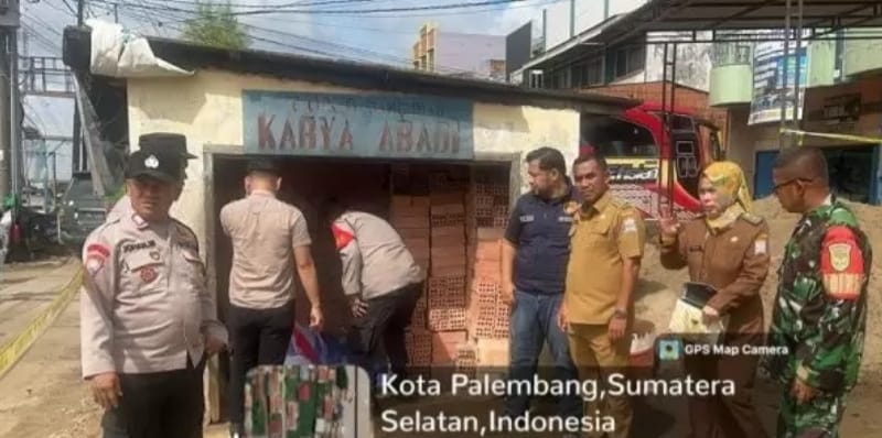Petugas kepolisian dibantu tim kesehatan saat mengevakuasi seorang wanita muda yang tak berdaya di depan toko bangunan di kawasan Sukarame, Palembang, Senin (8/1/2024). Foto: Sumselheadline/Ela.