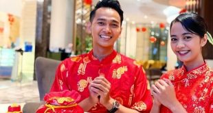 Karyawan Wyndham Hotel Opi Palembang, dengan sajian menu Imlek. Foto: IG Wyndhamopi.