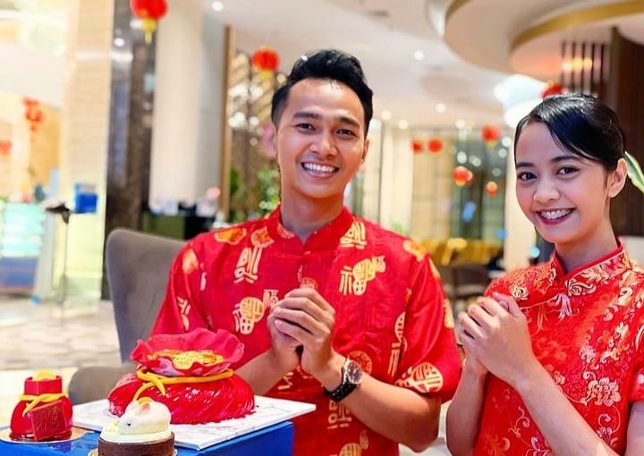 Karyawan Wyndham Hotel Opi Palembang, dengan sajian menu Imlek. Foto: IG Wyndhamopi.