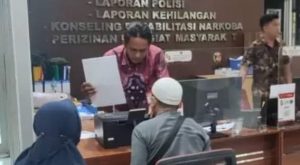 Yazuardy melaporkan atas kehilangan dua mesin pendingin udara (AC) di rukonya, Kamis (4/1/2024). Foto: Sumselheadline/Ela.
