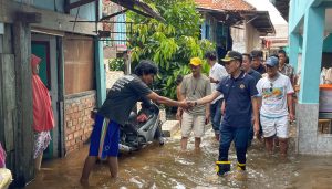 Pj Walikota Palembang, Ratu Dewa meninjau banjir di kawasan 35 Ilir, Sabtu (10/2/2024). Foto: Sumselheadline/Pitria.