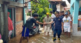 Pj Walikota Palembang, Ratu Dewa meninjau banjir di kawasan 35 Ilir, Sabtu (10/2/2024). Foto: Sumselheadline/Pitria.
