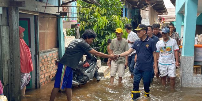 Pj Walikota Palembang, Ratu Dewa meninjau banjir di kawasan 35 Ilir, Sabtu (10/2/2024). Foto: Sumselheadline/Pitria.