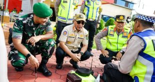 Pj Bupati Muba, Apriyadi bersama Dandim setempat meninjau apel kesiapan pengamanan pemilu di halaman Mapolres Muba, Minggu (11/2/2024). Foto: Kominfo Muba.
