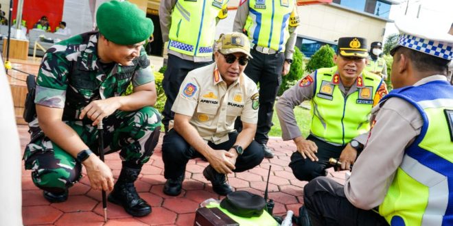 Pj Bupati Muba, Apriyadi bersama Dandim setempat meninjau apel kesiapan pengamanan pemilu di halaman Mapolres Muba, Minggu (11/2/2024). Foto: Kominfo Muba.