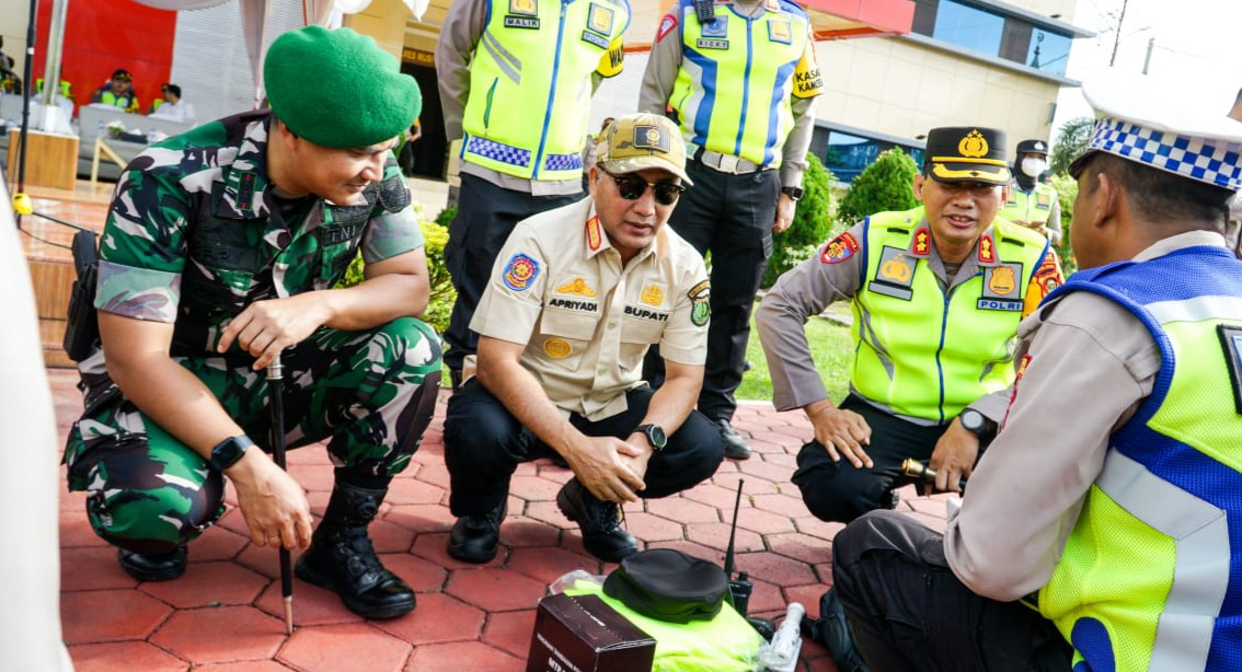 Pj Bupati Muba, Apriyadi bersama Dandim setempat meninjau apel kesiapan pengamanan pemilu di halaman Mapolres Muba, Minggu (11/2/2024). Foto: Kominfo Muba.