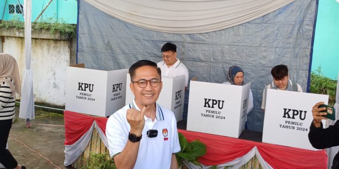 Pj Walikota Palembang, Ratu Dewa usai mencoblos di TPS dekat rumahnya, Rabu (14/2/2024). Foto: Sumselheadline/Pitria.