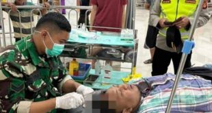 Ketua TPS 27 Kelurahan 30 Ilir Palembang, Osa mendapat perawatan setelah dibacok oknum Linmas di TPS tersebut, Kamis (15/2/2024). Foto: Sumselheadline/Ela.