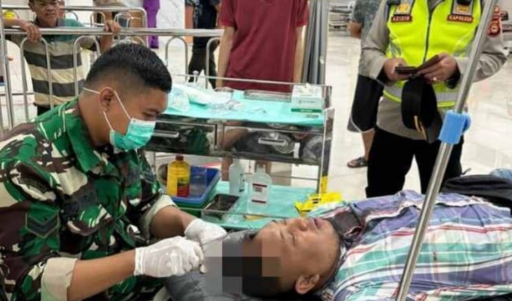 Ketua TPS 27 Kelurahan 30 Ilir Palembang, Osa mendapat perawatan setelah dibacok oknum Linmas di TPS tersebut, Kamis (15/2/2024). Foto: Sumselheadline/Ela.