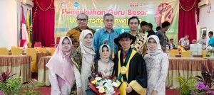 Prof Dr dr Mohammad Zulkarnain bersama keluarga dan Rektor Unsri Prof Dr Taufik Marwa, MSi. Foto: Sumselheadline/Fer.