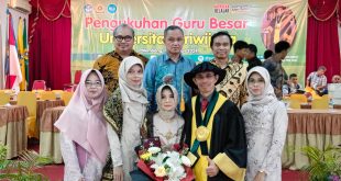 Prof Dr dr Mohammad Zulkarnain bersama keluarga dan Rektor Unsri Prof Dr Taufik Marwa, MSi. Foto: Sumselheadline/Fer.