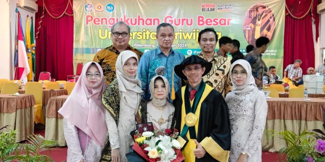 Prof Dr dr Mohammad Zulkarnain bersama keluarga dan Rektor Unsri Prof Dr Taufik Marwa, MSi. Foto: Sumselheadline/Fer.