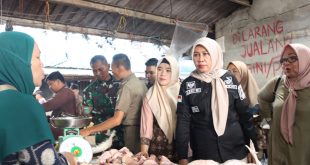 Kadis Perdagangan dan Perindustrian Muba, Azizah, MT saat meninjau harga di pasar Randik, Sekayu, Jumat (23/2/2024). Foto: Dinkomonfo Muba.