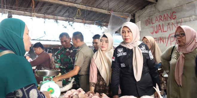 Kadis Perdagangan dan Perindustrian Muba, Azizah, MT saat meninjau harga di pasar Randik, Sekayu, Jumat (23/2/2024). Foto: Dinkomonfo Muba.