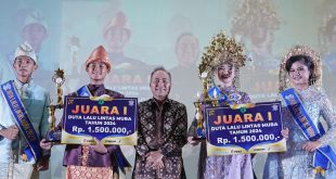 Pj Bupati Muba, Apriyadi bersama duta tertib lalu lintas Muba, Tsaqif Abdul dan Neshya Floren, Jumat (23/2/2024). Foto: Dinkominfo Muba.