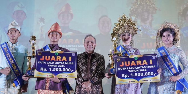 Pj Bupati Muba, Apriyadi bersama duta tertib lalu lintas Muba, Tsaqif Abdul dan Neshya Floren, Jumat (23/2/2024). Foto: Dinkominfo Muba.
