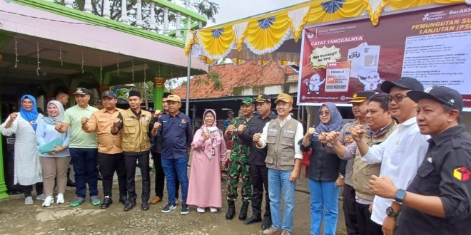 Pj Walikota Palembang, Ratu Dewa bersama tim meninjau TPS yang menggelar pencoblosan ulang, Sabtu (24/2/2024). Foto: Sumselheadline/Pitria.