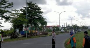 Polisi melakukan olah TKP kasus tabrak lari di Jalan Noerdin Panji, Palembang, Minggu (25/2/2024). Foto: Sumselheadline/Ela