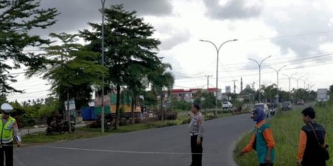 Polisi melakukan olah TKP kasus tabrak lari di Jalan Noerdin Panji, Palembang, Minggu (25/2/2024). Foto: Sumselheadline/Ela