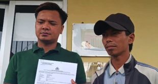 Dedi menunjukkan bukti lapor atas penyiraman air panas terhadap adiknya Wulandari, Minggu (25/2/2024). Foto: Sumselheadlibe/Ela
