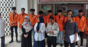 Rektor dan dosen serta mahasiswa Universitas IBA membacakan Petisi Bumi Sriwijaya, Kampus Kebangsaan Religius, Menyelamatkan Negara Hukum Yang Demokratis, Rabu (7/2/2024). Foto: Sumselheadline/Ferly.