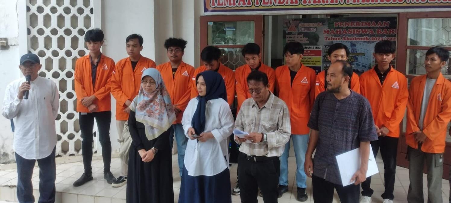Rektor dan dosen serta mahasiswa Universitas IBA membacakan Petisi Bumi Sriwijaya, Kampus Kebangsaan Religius, Menyelamatkan Negara Hukum Yang Demokratis, Rabu (7/2/2024). Foto: Sumselheadline/Ferly.