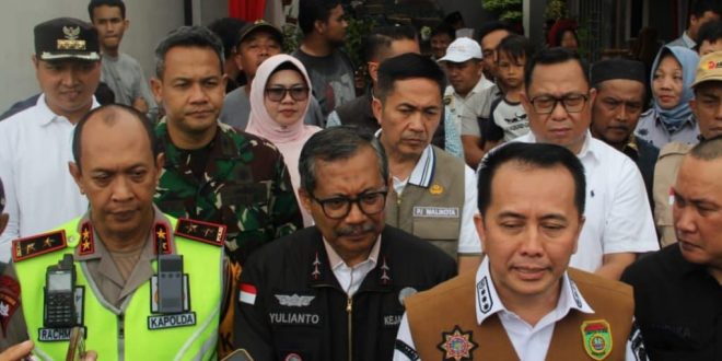 Para Forkompinda Sumsel bersama meninjau pelaksanaan pencoblosan di sejumlah TPS di Palembang, Rabu (14/2/2024). Foto: Sumselheadline/Ela.