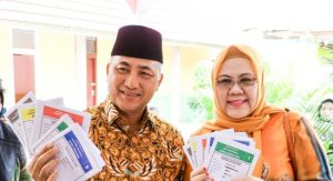 Penjabat Bupati Musi Banyuasin, H Apriyadi Mahmud ditemani istri Hj Asna Aini  menyalurkan hak suaranya di TPS 03 bertempat di Kelurahan Soak Baru kecamatan Sekayu, rabu (14/2/2024) pagi. Foto: Kominfo MUba.