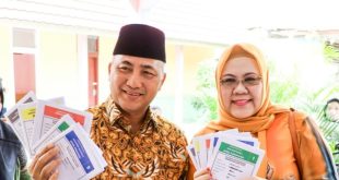 Penjabat Bupati Musi Banyuasin, H Apriyadi Mahmud ditemani istri Hj Asna Aini  menyalurkan hak suaranya di TPS 03 bertempat di Kelurahan Soak Baru kecamatan Sekayu, rabu (14/2/2024) pagi. Foto: Kominfo MUba.