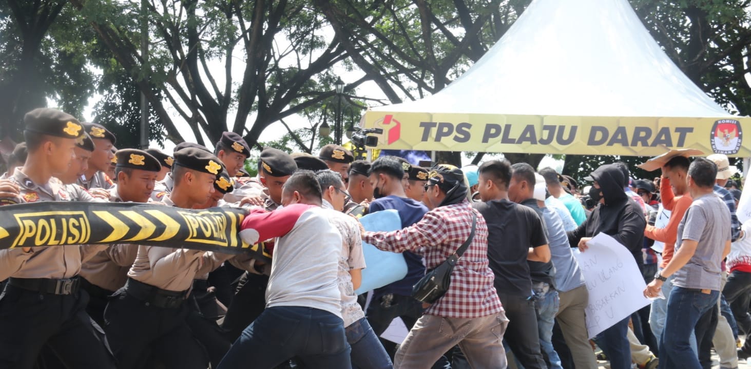 Jajaran Polda Sumsel melakukan Apel Personel ujicoba pengamanan pemilu di lapangan Shooting Range JSC Jakabaring Sport City Palembang, Selasa (6/2/2024). Foto: Sumselheadline/Ferly