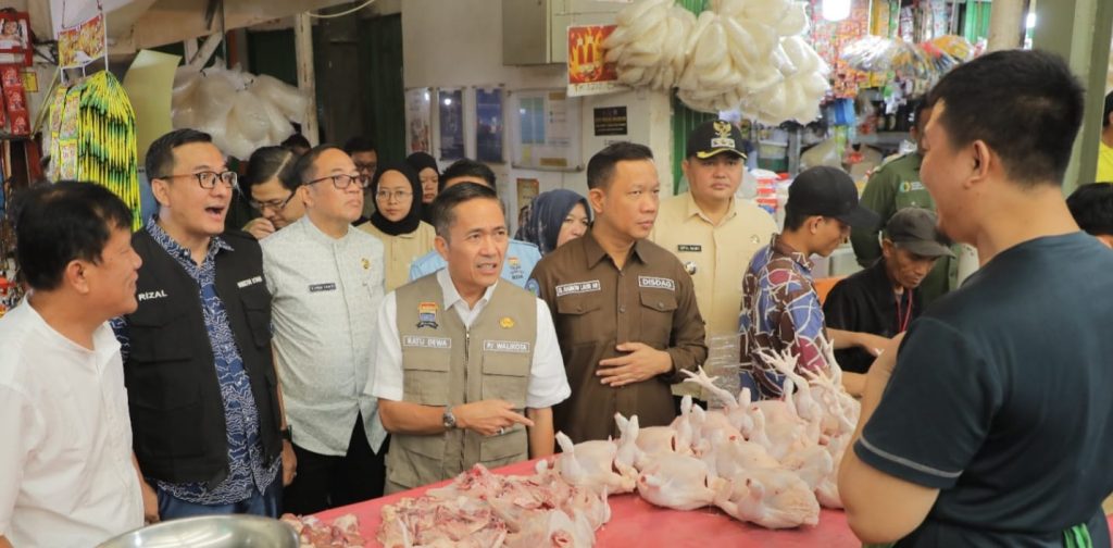 Pj Walikota Palembang, Ratu Dewa mengecek harga ayam potong di Pasar Lemabang, Jumat (16/2/2024). Foto: Sumselheadline/Pitria.