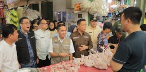 Pj Walikota Palembang, Ratu Dewa mengecek harga ayam potong di Pasar Lemabang, Jumat (16/2/2024). Foto: Sumselheadline/Pitria.