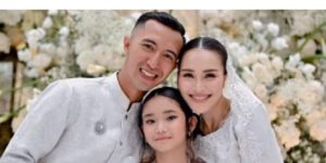 Ayu Tingting bersama anaknya dan sang tunangan M Fardhana. Foto: IG mom_ayting92.