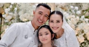 Ayu Tingting bersama anaknya dan sang tunangan M Fardhana. Foto: IG mom_ayting92.