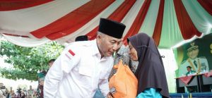 Pj Bupati Muba, Apriyadi saat memberikan bantuan kepada keluarga korban kecelakaan speedboat, warga Lalan. Foto: Kominfo Muba.