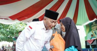 Pj Bupati Muba, Apriyadi saat memberikan bantuan kepada keluarga korban kecelakaan speedboat, warga Lalan. Foto: Kominfo Muba.