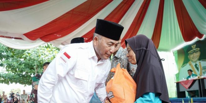 Pj Bupati Muba, Apriyadi saat memberikan bantuan kepada keluarga korban kecelakaan speedboat, warga Lalan. Foto: Kominfo Muba.