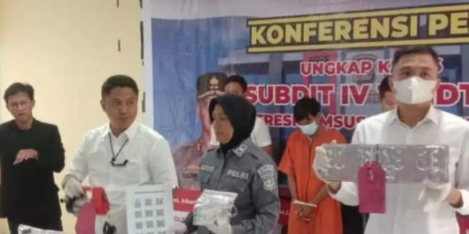 Tim Subdit IV Tipidter Ditreskrimsus Polda Sumsel saat pers rilis penangkapan tersangka penyalahgunaan BBM bersubsidi, Rabu (7/2/2024). Foto: Sumselheadline/Ela.
