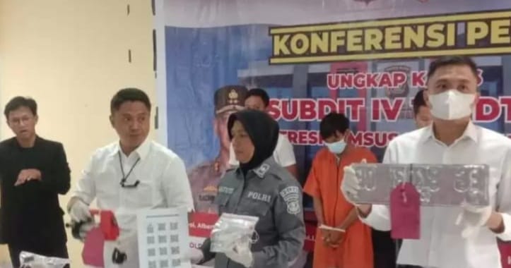 Tim Subdit IV Tipidter Ditreskrimsus Polda Sumsel saat pers rilis penangkapan tersangka penyalahgunaan BBM bersubsidi, Rabu (7/2/2024). Foto: Sumselheadline/Ela.