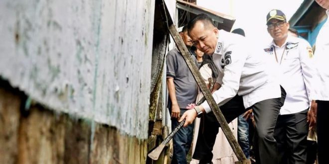 Pj Gubernur Sumsel. Agus Fatoni saat launching Gerakan Bedah Rumah Serentak se-Sumatera Selatan (GBRSS) di Gandus, Palembang. Foto: Humas Pemprov Sumsel.